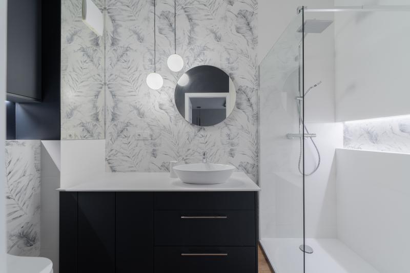 Les avantages d'une paroi douche sur mesure pour votre salle de bain