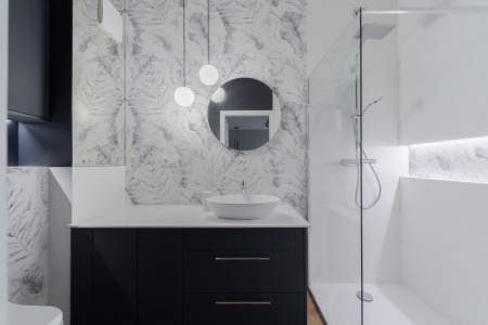Les avantages d'une paroi douche sur mesure pour votre salle de bain
